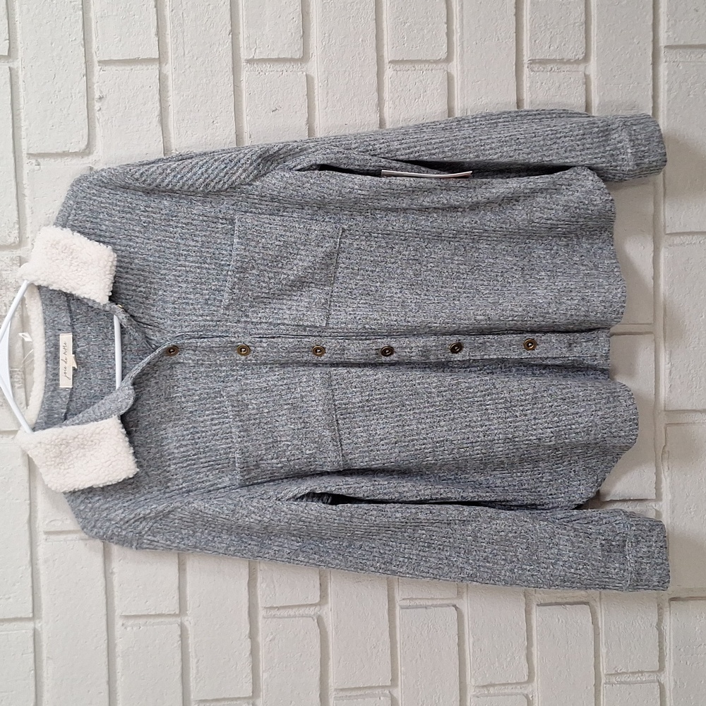 Gray Light  Fleece Button-Up Shirt with White Sherpa Collar. Size 1X NWT